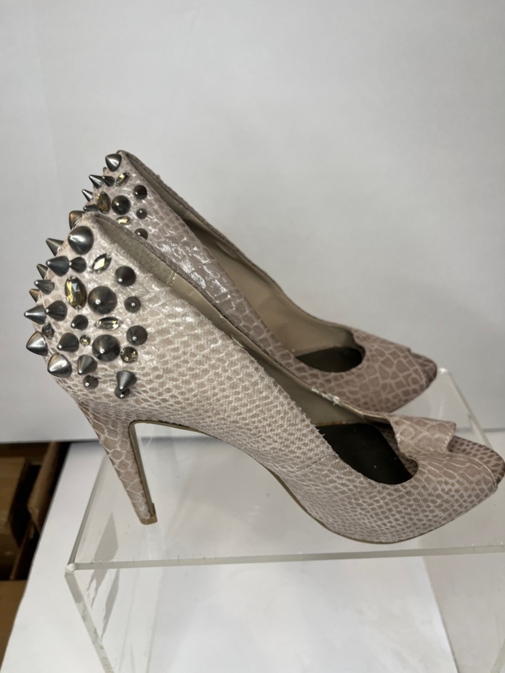 New Vera Wang Studded Peep-Toe High Heels in Beige Snake - Picture 5 of 12